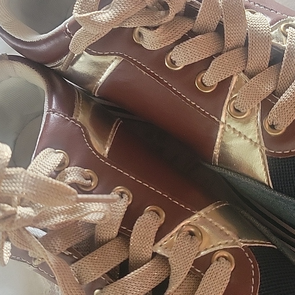 Rouge Tennis shoes - Picture 6 of 8